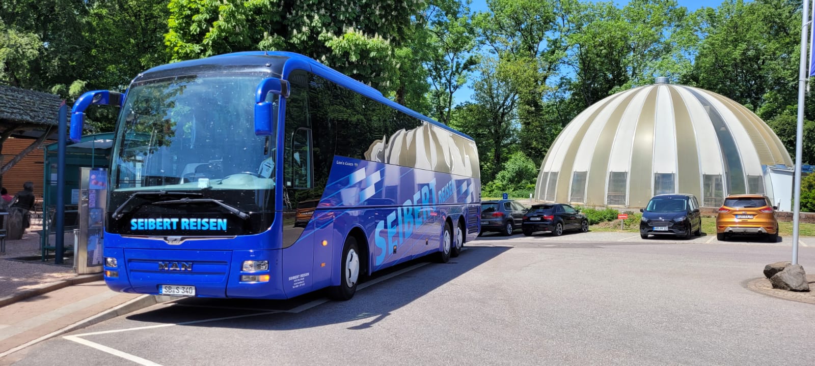 Bus auf dem Parkplatz